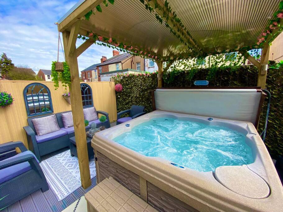 New…The Hottub House Blackpool Pleasure Beach Bagian luar foto