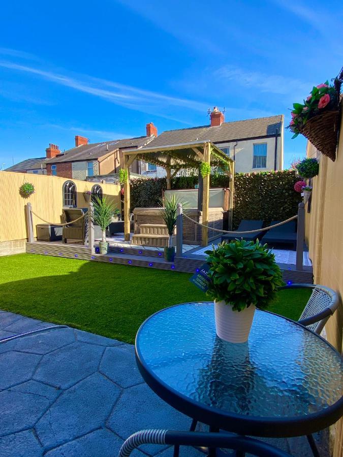 New…The Hottub House Blackpool Pleasure Beach Bagian luar foto